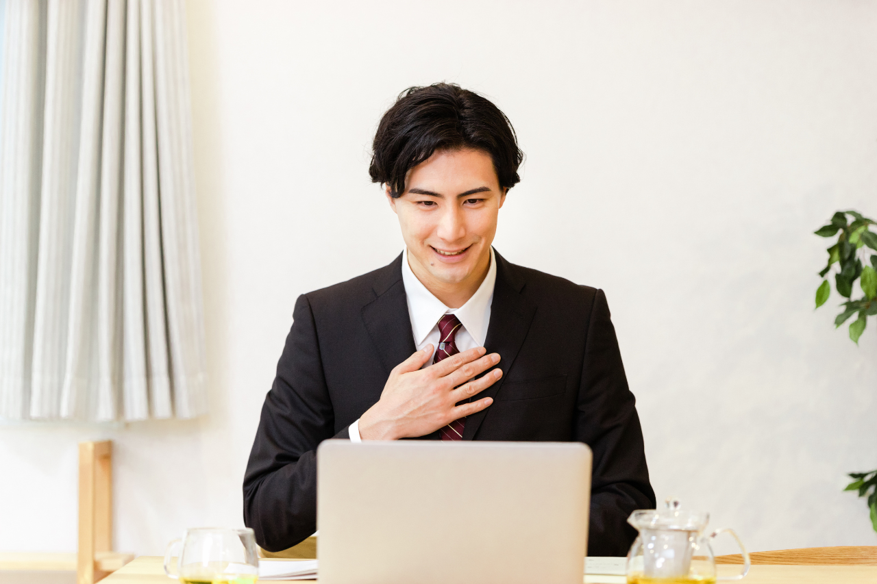 オンライン面談の背景は「白」が基本！おすすめな理由と注意点を色彩心理学の観点から解説